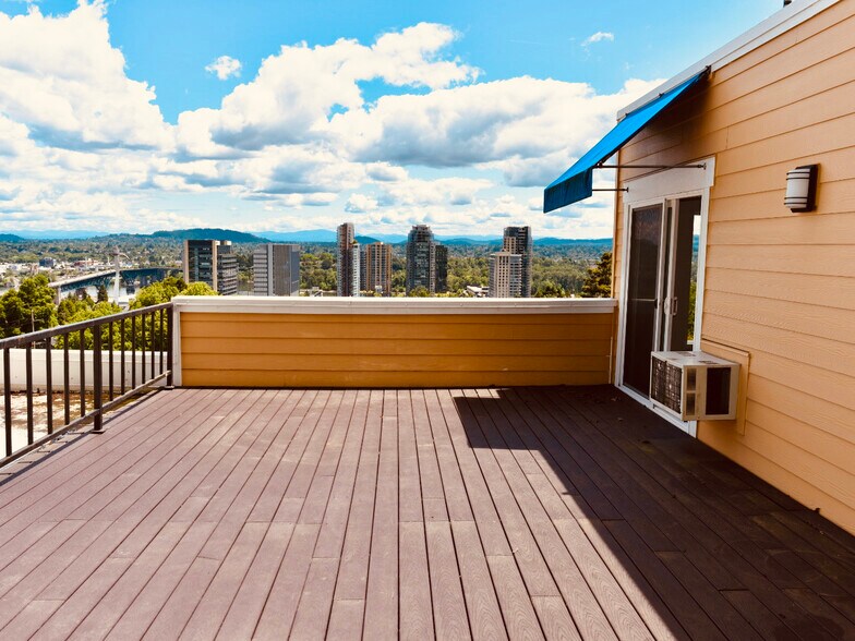 Large Patio - 3515 SW Barbur Blvd