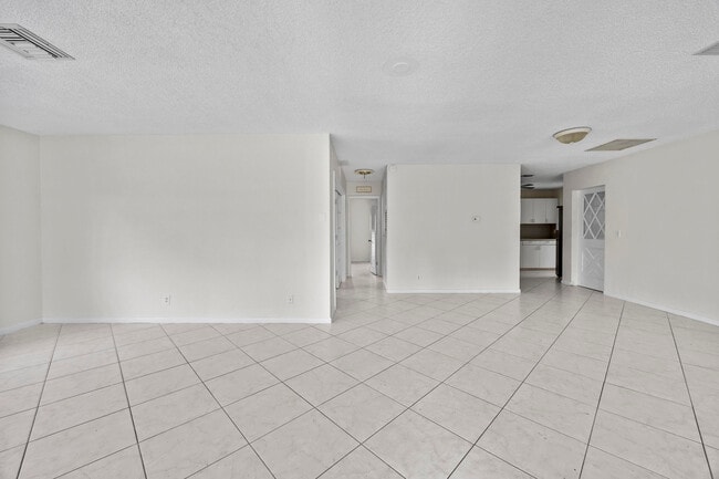 Building Photo - 1828 N Palmway