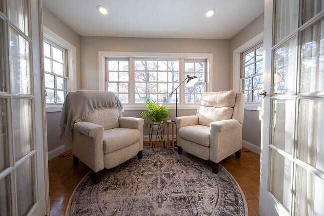 Building Photo - 2626 N Vincent Ave