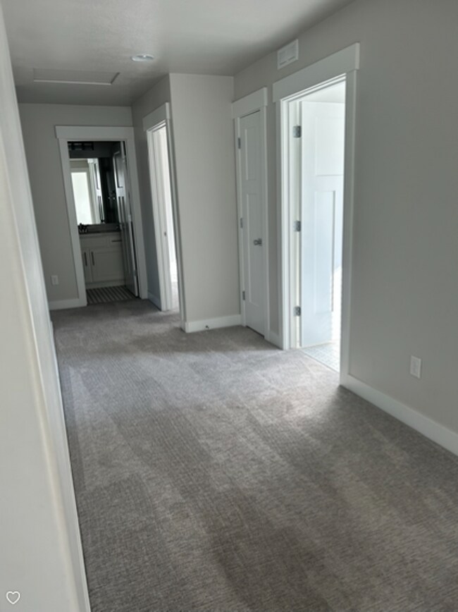 Building Photo - Spacious 6-Bedroom Home in the Heart of Vi...