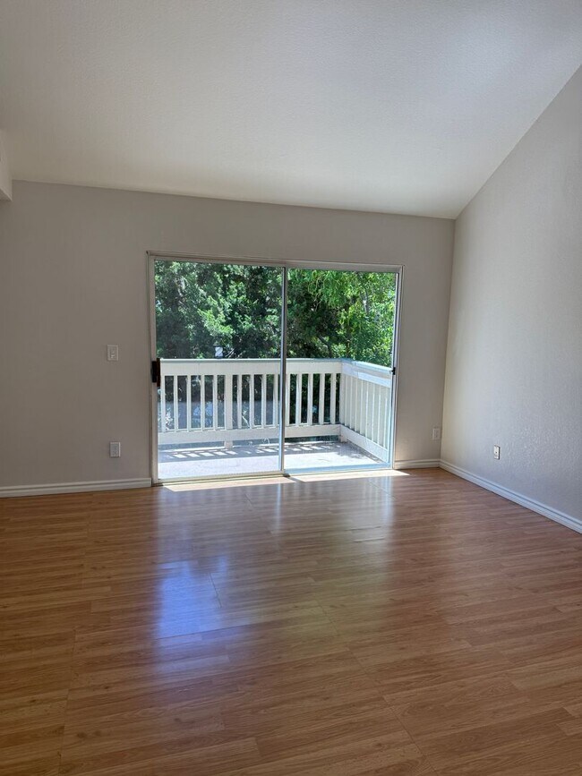 Building Photo - SPACIOUS 1 BEDROOM, 1.5 BATHROOM TOWNHOME IN SAN JOSE. MUST SEE!!!