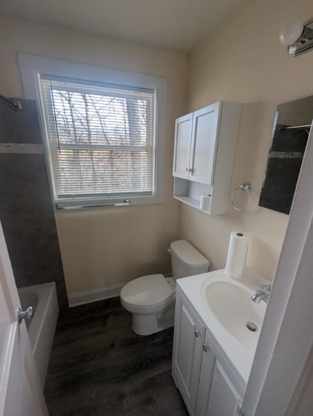 Building Photo - 4 Maple Leaf Ct