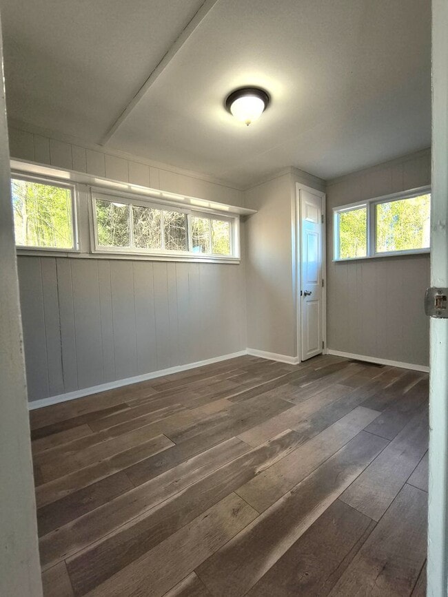 Building Photo - Updated 2br/1ba Oak Ridge bungalow