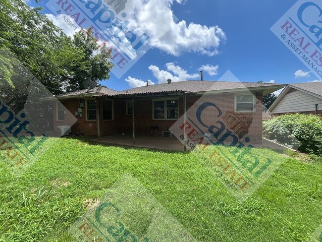 Building Photo - Charming 3 Bedroom