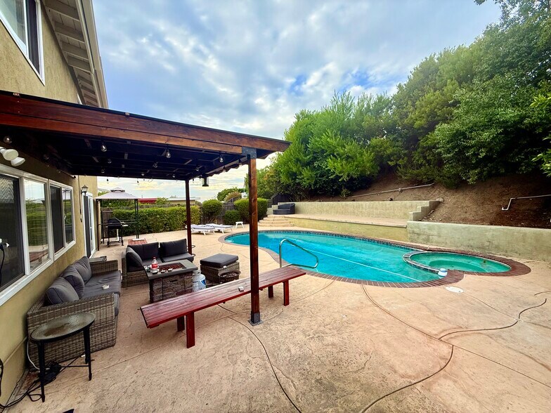 Building Photo - 26431 Via Lara