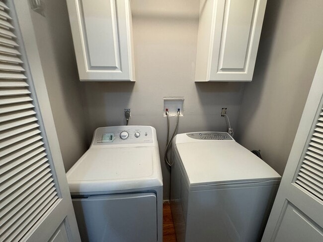 Building Photo - Spacious Shoreline 2 Bedroom Condo