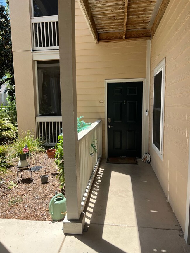 Building Photo - Unfurnished First Floor Condo w/ Garage!