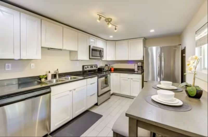 Building Photo - 1108 Valley View Ave