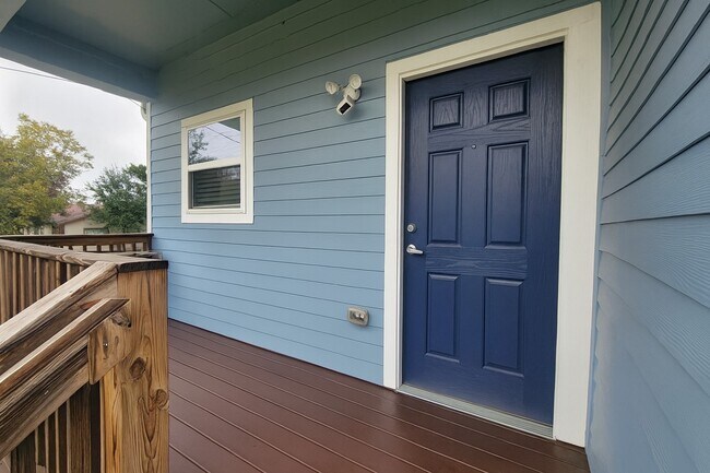 Building Photo - 649 W 18th St