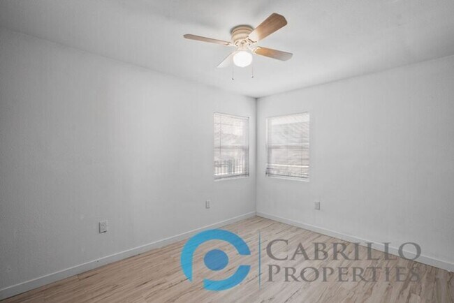 Building Photo - 1307 Division St