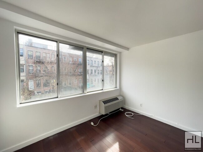 Building Photo - STANHOPE STREET / Spacious 2-Bed 1-Bath / ...