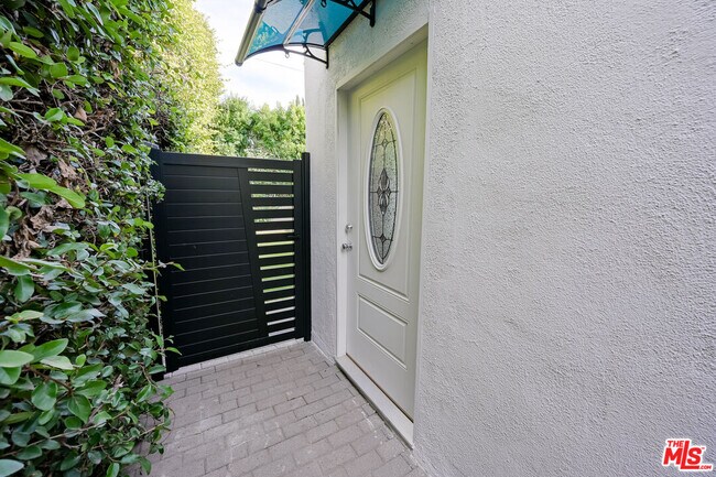 Building Photo - 4424 Noble Ave