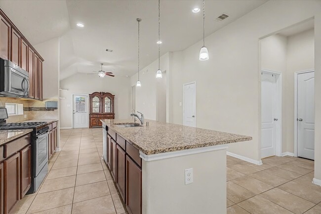 Building Photo - 3834 Raintree Village Dr