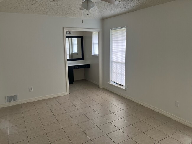 Building Photo - 2524 Downs Cir