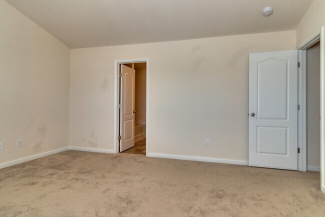 Building Photo - 4 BR/2.5 BA Home - A Rare Rental Between C...