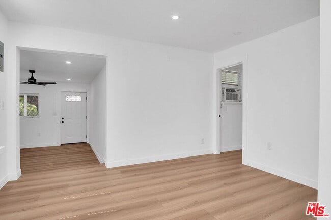 Building Photo - 677 E Kingsley Ave
