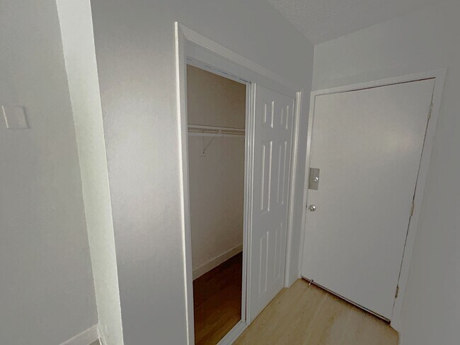 Building Photo - 535 S Catalina St