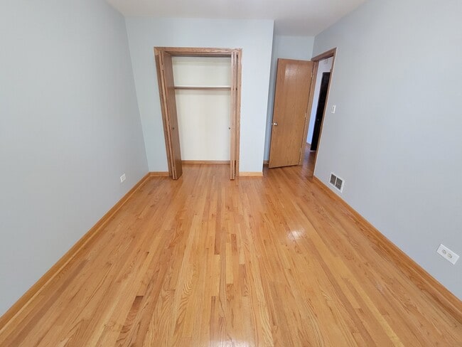 Building Photo - 7411 N Claremont Ave