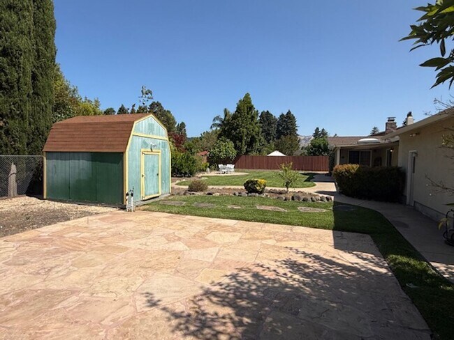 Building Photo - Massive 4-Bedroom home in Quiet Green Vall...