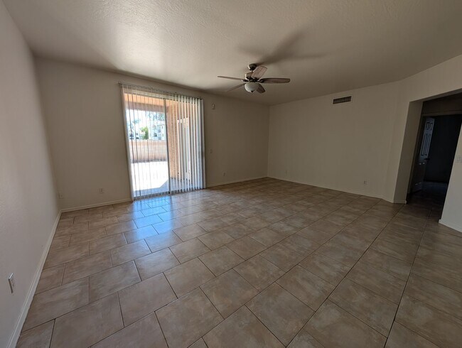 Building Photo - 3 Bedroom 2 Bathroom in Executive Palms Su...