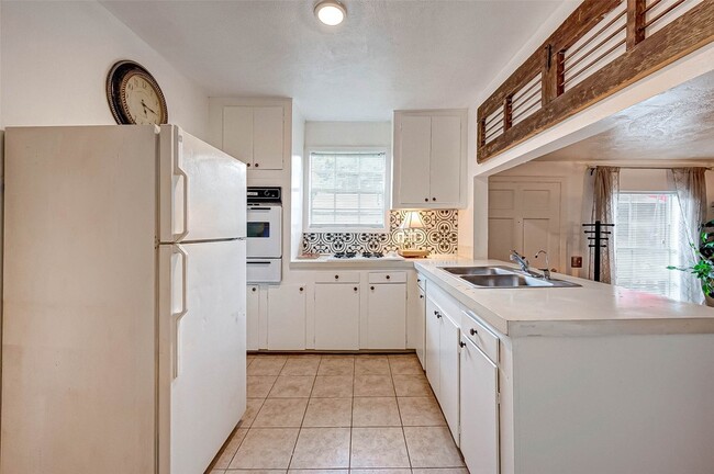 Building Photo - 6018 Berendo St
