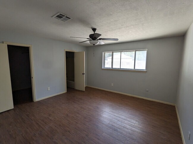 Building Photo - 7003 Livery Ln