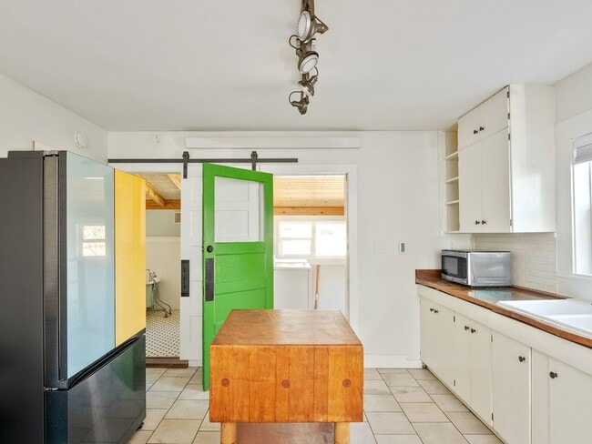 Building Photo - Adorable, fully updated 1-bdr/1-bath Milwa...