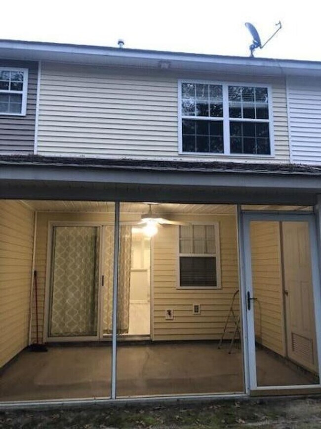 Building Photo - 2 Bedroom 2.5 Bath Townhome in Summer Wood!