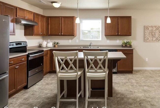 Building Photo - Large 4 bedroom 2000 sq ft home at a great value!