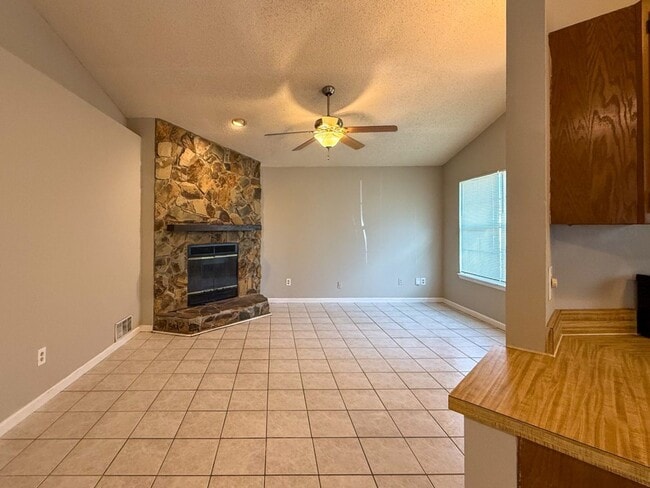 Building Photo - Charming 3/2 in Orange Park