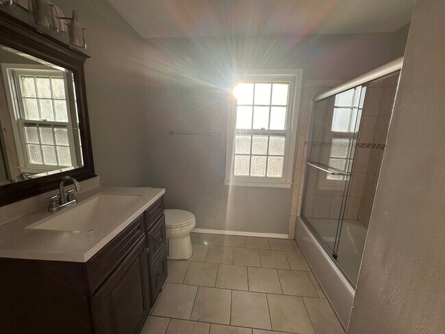 Building Photo - Charming 3 Bed with 2 Baths