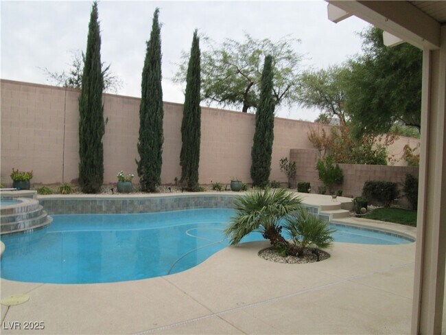 Building Photo - 421 Emerald Heights St