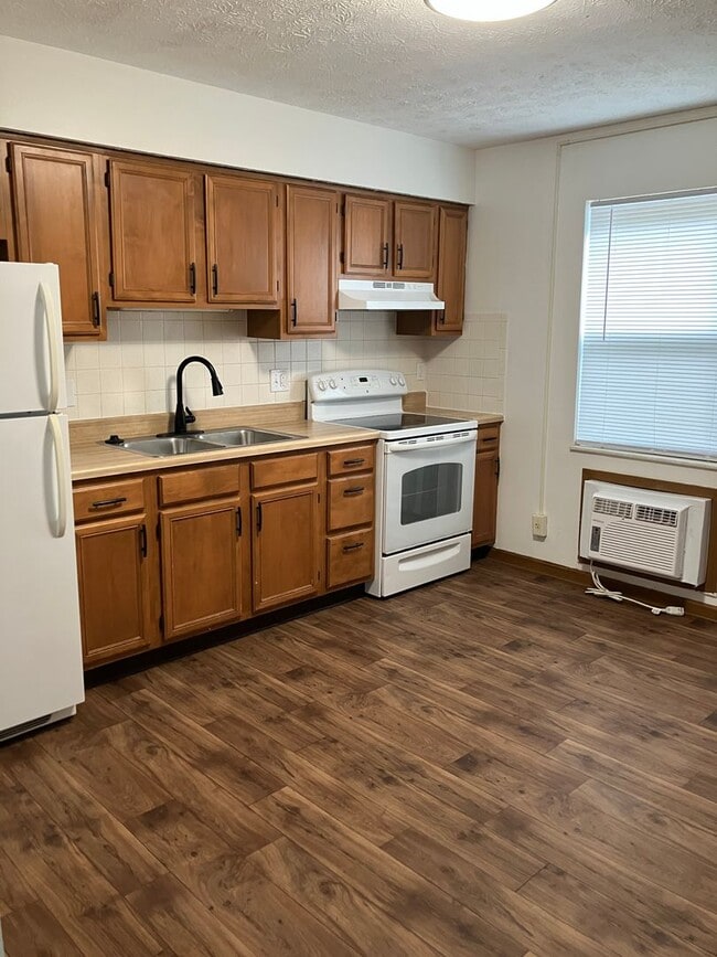 Building Photo - 2 Bedroom Townhome, Quiet Neighborhood!