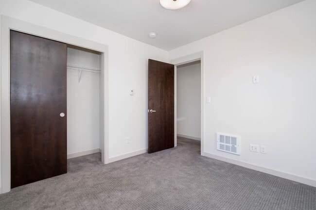 Building Photo - 3bd/1.75ba Seattle Townhome