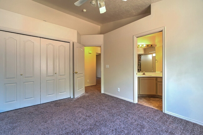 Building Photo - 3 Bedroom 2 bathroom home located near the...