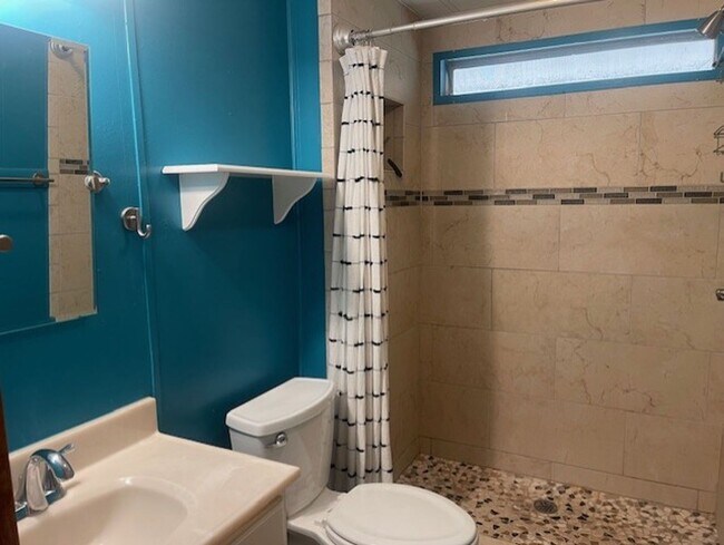 Building Photo - 401 Sunset Hills Dr