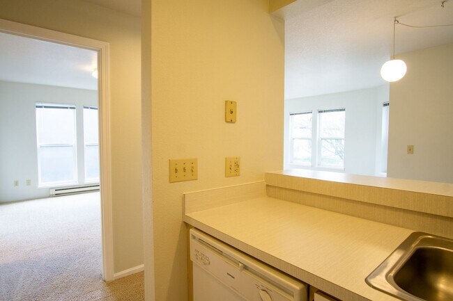 Building Photo - Lair Hill: Great 2 Bed 2 Bath with DW, W/D...