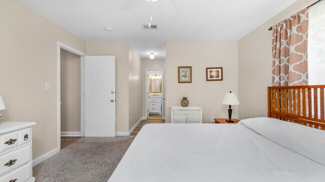 Building Photo - 5230 Soundside Dr