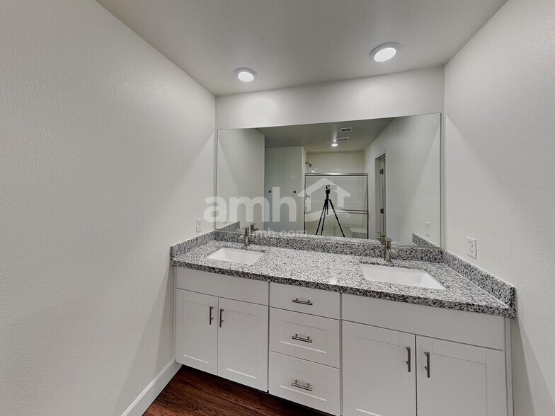 Building Photo - 341 Seville Ave