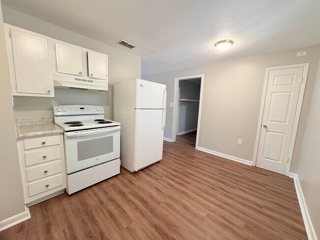 Building Photo - 2922 Oakwood Dr