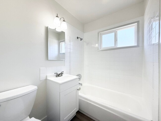 Building Photo - Remodeled Duplex in South O!