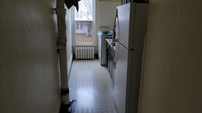 Building Photo - 2 bedroom 1 bath - available for June 1st ...