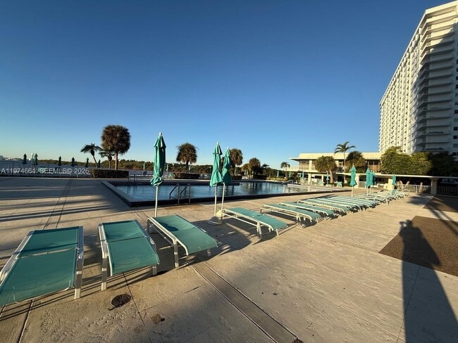 Building Photo - 300 Bayview Dr