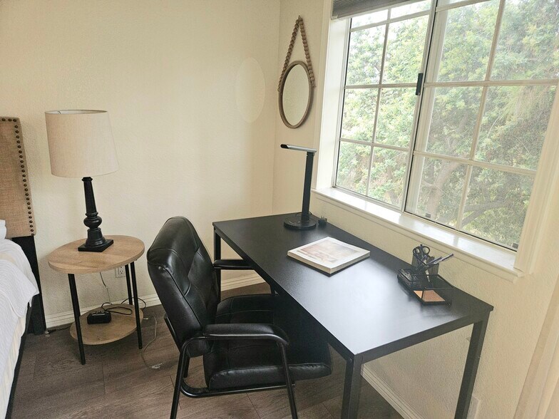 Building Photo - 631 Oak Run Trl