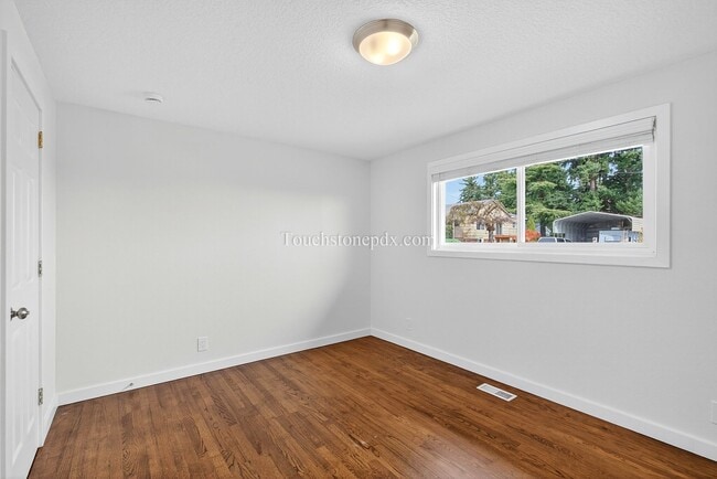 Building Photo - Charming West Linn Home with Stunning Mt. ...