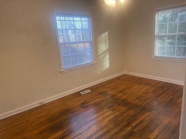 Building Photo - Charming 2br 1ba Home! Available Now!