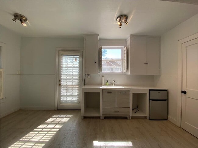 Building Photo - 2608 W 8th St