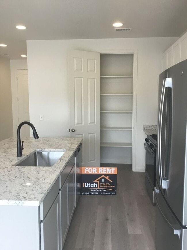 Building Photo - 3 bdrm 2 1/2 bath Home- Small Dog Friendly