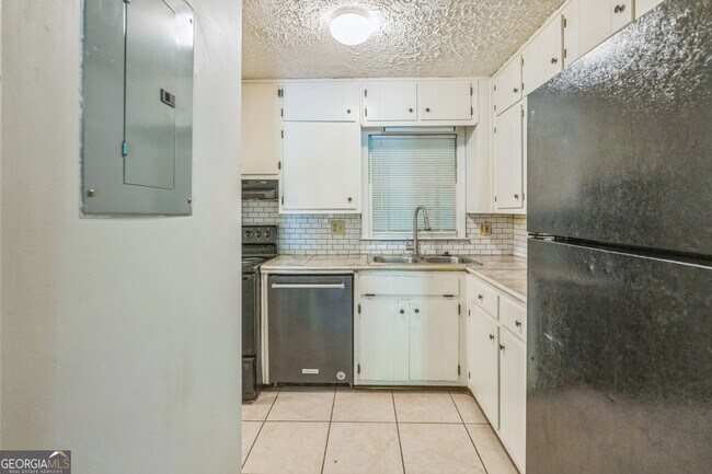Building Photo - 2140 Kings Gate Cir SW