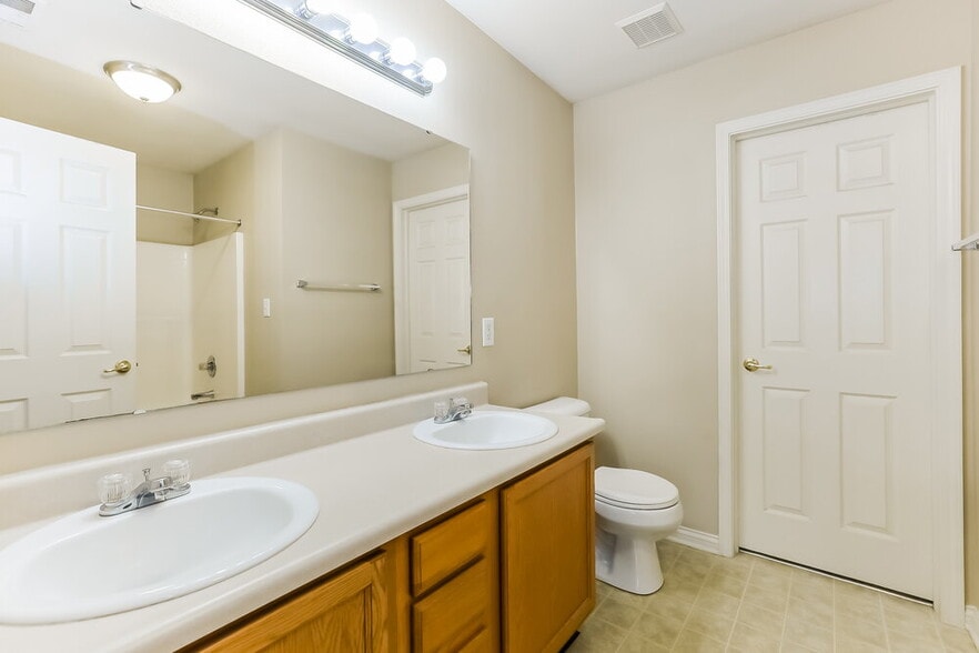 Building Photo - 4768 Beach Club Dr